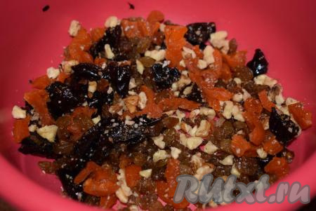 К нарезанным сухофруктам добавим измельченные орехи (я взяла грецкие орехи, но подойдут любые - на ваш вкус), перемешаем. Я кладу орехи не подсушивая, но вы можете предварительно их подсушить на сухой сковороде.