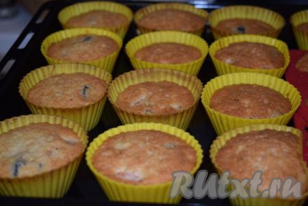 Кексы будут готовы, когда погруженная в выпечку зубочистка будет выходить сухой, без следов теста.&nbsp;Вынимаем кексики из духовки, освобождаем от формочек.