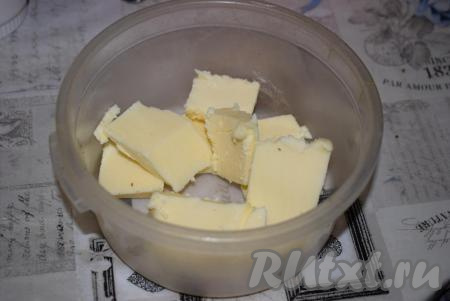 Для приготовления теста нарежем сливочное масло на кусочки и отправим в микроволновку на 1 минуту для того, чтобы масло растопилось.