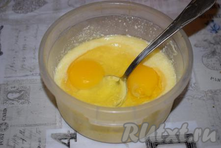 К получившейся масляно-сметанной смеси добавим яйца, перемешаем до однородности при помощи ложки (или венчика).