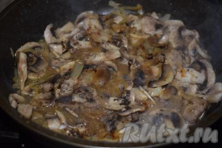 Тушить под крышкой грибы с луком, примерно, 15 минут (до готовности) на слабом огне, периодически перемешивая, посолить и поперчить блюдо по вкусу.
