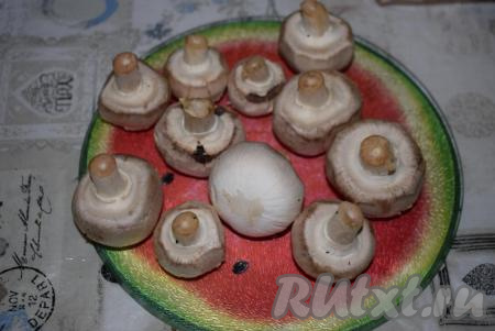 Шампиньоны очистить от пленочки.