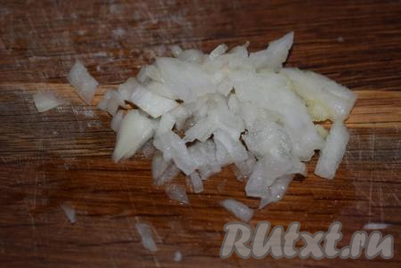 Лук очистить, нарезать полукольцами или кубиками - как вам нравится.