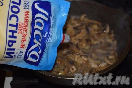 К грибам добавить постный майонез, перемешать, потушить шампиньоны с луком и майонезом на медленном огне, примерно, 2-3 минуты и выключить огонь.