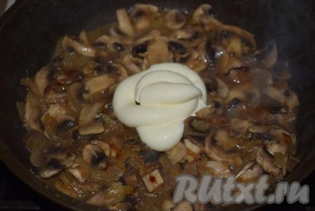 К грибам добавить постный майонез, перемешать, потушить шампиньоны с луком и майонезом на медленном огне, примерно, 2-3 минуты и выключить огонь.