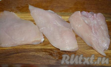 Куриное филе промываем под холодной водой и обсушиваем бумажными полотенцами. Разрезаем филе на плоские кусочки по всей длине. Из одного филе&nbsp;у меня получается 2-3 заготовки для отбивных.