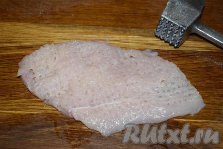 Далее отобьем наши заготовки при помощи кулинарного молоточка. Стараемся отбивать куриное филе несильно, чтобы не повредить целостность нежного мяса.