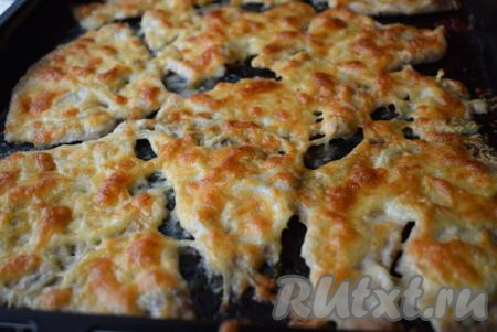 Когда&nbsp;вы почувствуете замечательный аромат расплавленного сыра, сочного мяса и запеченного лука, подойдите к духовке и посмотрите на блюдо. Если сыр стал румяным и сок от отбивных исчез, значит мясо готово.