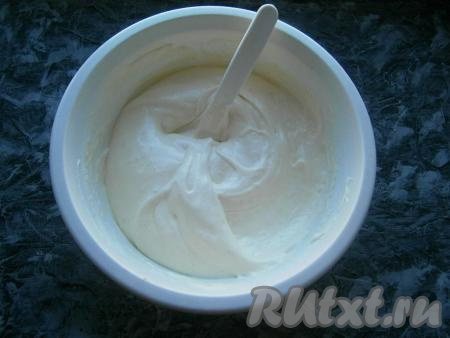 Тесто должно получиться очень пышным, похожим на густой крем или хорошую сметану.