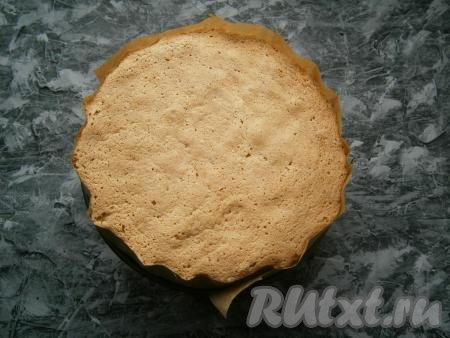 Духовку заранее разогреть до 180 градусов. Отправить в нее форму с тестом. Выпекать бисквит около 35-40 минут, не открывая духовку первые 20-25 минут. Дать бисквиту немного остыть в форме.