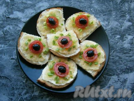 Бутерброды с икрой мойвы украсить колечками помидоров и половинками оливок, посыпать измельченным зеленым луком (как на фото).