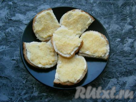 Сверху каждый бутерброд смазать 1 чайной ложкой икры мойвы.