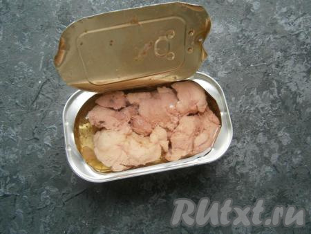 Баночку с печенью трески открыть, масло слить (масло нам не понадобится).