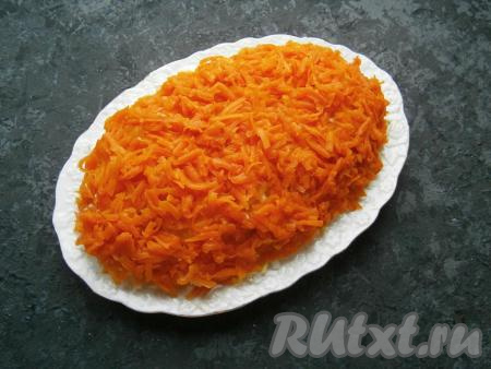 Слой яблок немного смазать майонезом и выложить далее слой натертой вареной моркови.