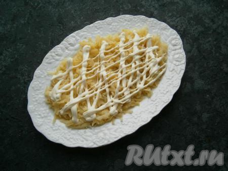 Вареные картошку, морковь и яйца очистить. Картофель натереть на крупной терке и выложить первым слоем на блюдо (или в салатник). Картошку немного посолить, нанести сеточку из майонеза.