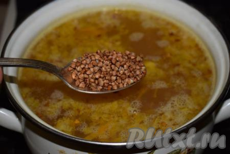 В кипящий постный суп выкладываем гречку и варим до полной готовности крупы (примерно, 12-14 минут). За это время картофель разварится и станет очень мягким и вкусным.