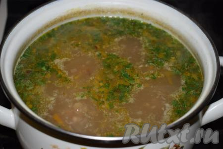 В завершении варки добавляем в суп мелко нарезанную зелень.