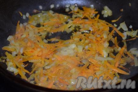 В сковороде разогреем растительное масло и обжарим лук с морковью на медленном огне до прозрачности (в течение 8-10 минут), не забывая периодически помешивать. В конце обжаривания наливаем в сковороду 2 столовые ложки воды, даём овощам протушиться на небольшом огне несколько минут и выключаем огонь.