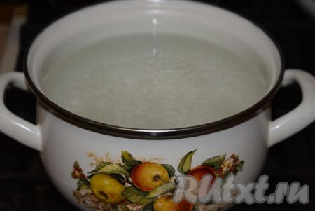 Ставим на плиту кастрюлю с водой и ждем закипания. Пока вода нагревается, подготовим овощи.