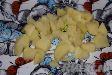 Картофель нарежем на дольки среднего размера.