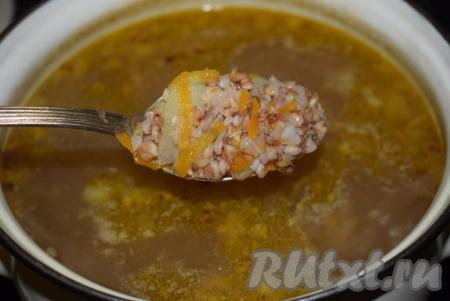 Пробуем наш суп, если надо, досаливаем, кладем чёрный молотый перец и&nbsp;специи по вкусу.&nbsp;