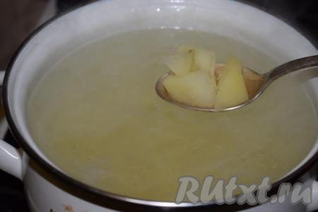 В кипящую воду выкладываем картофель и варим до закипания на сильном огне, солим наш суп. С момента закипания уменьшаем огонь и продолжаем варить картофель практически до готовности (примерно, 15 минут). В этом постном супе картофель должен быть практически разваренным, мягким, тогда он гармонично будет сочетаться с мягкой гречневой крупой.