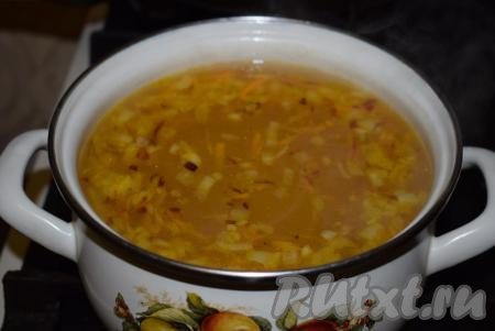 Далее,&nbsp;к практически готовому картофелю, выкладываем лук с морковью со сковороды и доводим суп до кипения.