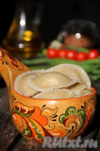 С помощью шумовки достать готовые домашние пельмени и подать к столу. Можно добавить сметану или любой соус. Пельмени, приготовленные из теста, замешанного на минералке с растительным маслом по этому рецепту, прекрасно держат форму, не рвутся в процессе варки и получаются нежными и очень вкусными. 