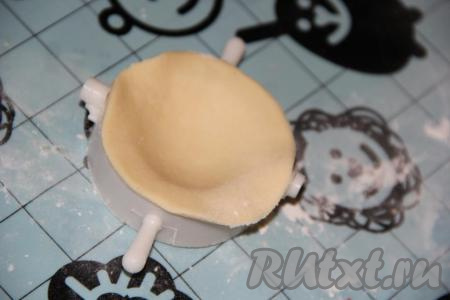 Пельмени можно лепить вручную, выкладывая фарш в середину каждого кружка и скрепляя края теста, формируя пельмешки. Я лепила пельмени с помощью формочки, вкладывая кружочек теста в формочку, затем на тесто выложить чайную ложку фарша.