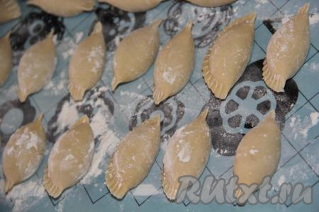 Сформированные пельмени выложить на припорошенную мукой поверхность. Можно выложить пельмешки в один слой на доску и заморозить их в морозилке впрок, а можно сразу отварить их и подать к столу.