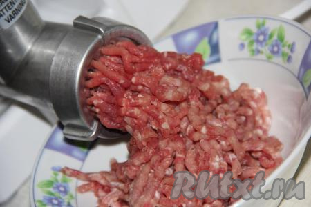 В качестве начинки можно использовать покупной фарш. Но я предпочитаю пропустить кусок мяса (в этот раз я взяла свинину) через мясорубку и использовать получившийся домашний фарш для приготовления пельменей.