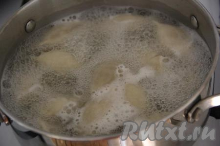 Для того чтобы отварить пельмени, нужно в кастрюлю налить воду, отправить на огонь и довести до кипения, добавить соль и специи по вкусу. Опустить пельмени в кипящую воду. Варить пельмени с момента закипания минут 10-15 на небольшом огне.&nbsp;