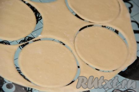 С помощью стакана вырезать кружочки.