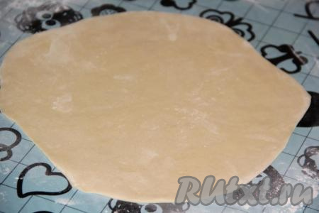 На столе, припыленном мукой, готовое тесто раскатать скалкой в пласт.