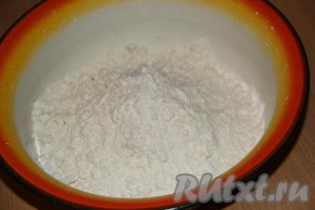 В глубокую миску всыпать 500 грамм муки, добавить соль и сахар.