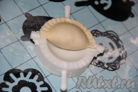 Закрыть створки формочки и хорошо прижать, формируя пельмешек. Сформировать все пельмени.