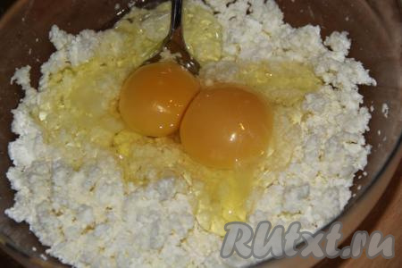 Перемешать творог с содой. Затем добавить яйца.