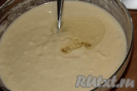 В получившееся тесто влить растительное масло и хорошо перемешать. Творожное тесто получится гуще, чем для обычных блинов.