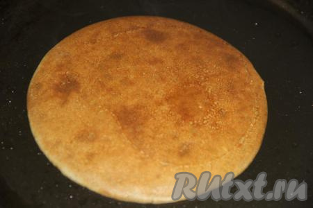 Вот такое солнышко получается. Аналогично пожарить все блины, складывая готовые блинчики стопочкой на тарелку.