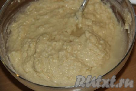 Затем постепенно вливать горячую воду (температура воды,&nbsp;примерно, 60-70 градусов) и хорошо перемешивать.