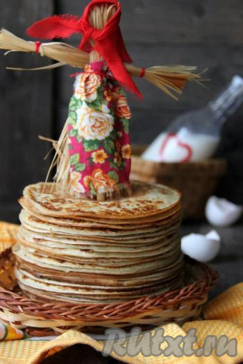 Подать блинчики к столу. Блины, приготовленные из творожного теста, получаются нежными и очень вкусными.