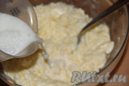 Тщательно перетереть массу вилкой. Всыпать соль и сахар, влить молоко.
