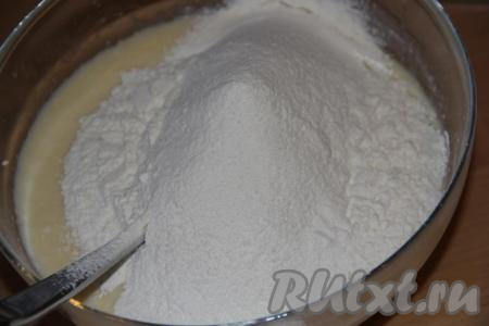 Хорошо перемешать массу и добавить просеянную муку.