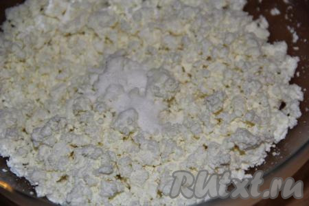 Добавить в творог соду (соду гасить не нужно).