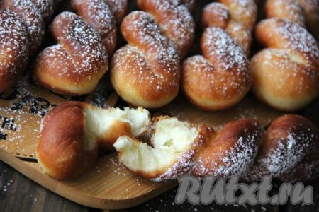 Подать дрожжевые пончики к столу, присыпав сахарной пудрой.