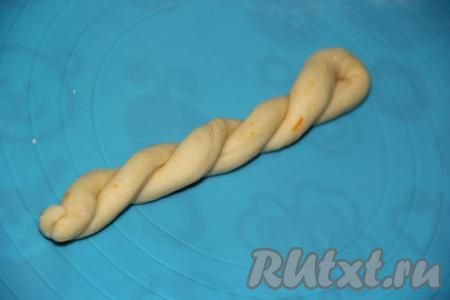 Сложить каждый жгутик пополам и перекрутить в виде спиральки (как на фото).