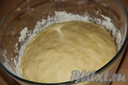 Оставить тесто в миске, накрыв полотенцем. Поставить миску в тёплое место на 1,5 часа. Тесто увеличится в объёме в несколько раз.