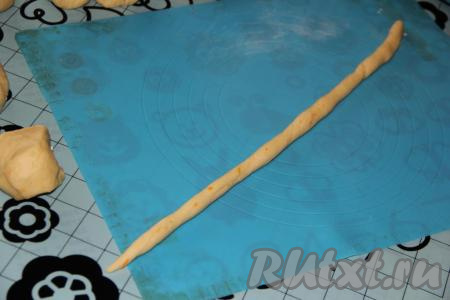 Каждую часть теста скрутить в длинный жгутик (получится 16 жгутиков).