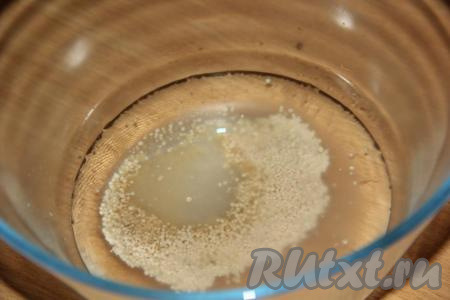 В тёплую воду (температура воды не должна быть выше 40 градусов) всыпать сухие дрожжи и 1 столовую ложку&nbsp;сахара, перемешать и оставить дрожжи на 15 минут.