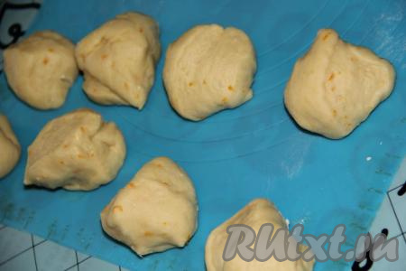 Готовое дрожжевое тесто обмять и разделить на части. Из такого теста можно сделать пончики любой формы. Я решила сделать "витые" пончики (в форме спиралек), они выглядят необычно и эффектно. Для формирования таких пончиков я разделила тесто на 16 частей.